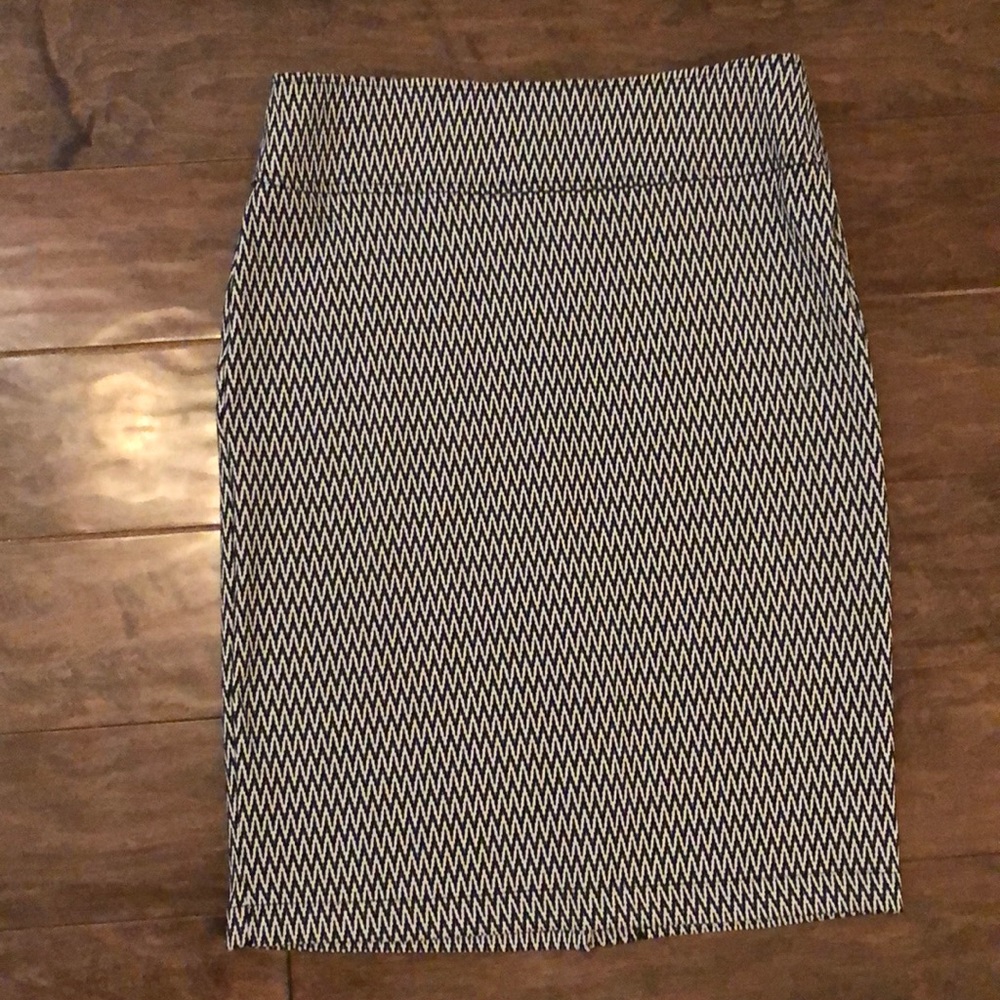 Black and white chevron print pencil skirt